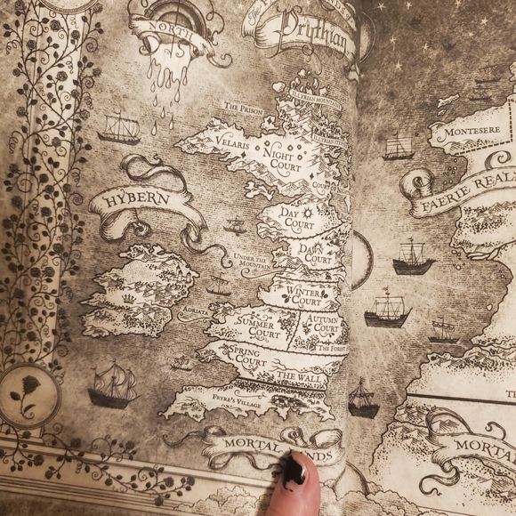 A Court of Thorns and Roses Collectors Edition - Picture 8 of 11